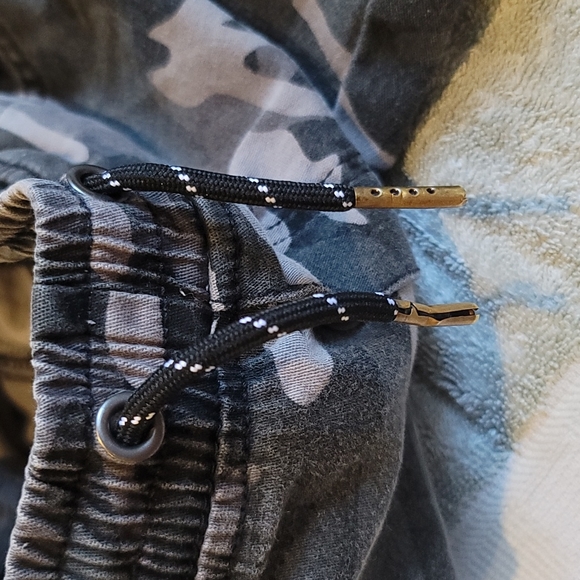 STUNNING RING OF FIRE GREY CAMOFLAGUE DRAWSTRING CARGO SHORTS - Picture 6 of 6